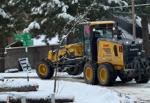 Continúa el operativo invernal de limpieza y despeje de nieve en distintos barrios de Esquel