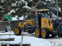 Continúa el operativo invernal de limpieza y despeje de nieve en distintos barrios de Esquel