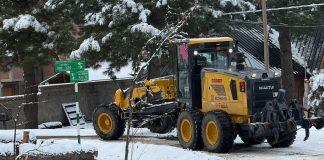 Continúa el operativo invernal de limpieza y despeje de nieve en distintos barrios de Esquel