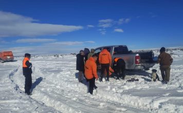 Asisten a pobladores afectados por la nieve en el sur de la provincia