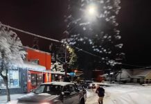 Trevelin con nieve: trabajan en el despeje de calles para garantizar la circulación