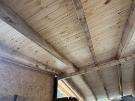 Avanza el Plan Techos en viviendas de Esquel para mejorar las condiciones habitacionales de los vecinos