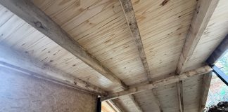 Avanza el Plan Techos en viviendas de Esquel para mejorar las condiciones habitacionales de los vecinos