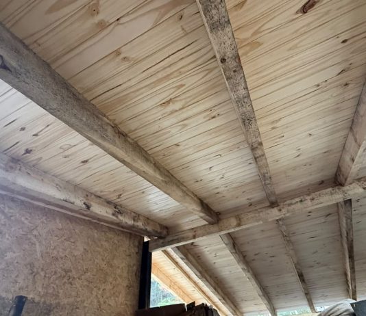 Avanza el Plan Techos en viviendas de Esquel para mejorar las condiciones habitacionales de los vecinos