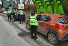Inhabilitan al conductor que permitió que su hija menor manejara