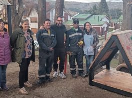 El Jardín 4401 ya disfruta de nuevos juegos construidos por trabajadores municipales
