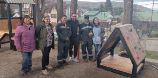 El Jardín 4401 ya disfruta de nuevos juegos construidos por trabajadores municipales