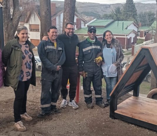 El Jardín 4401 ya disfruta de nuevos juegos construidos por trabajadores municipales