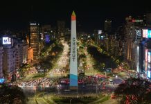 El Obelisco se iluminó con los paisajes de Chubut para el lanzamiento de la temporada turística