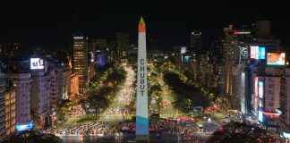El Obelisco se iluminó con los paisajes de Chubut para el lanzamiento de la temporada turística