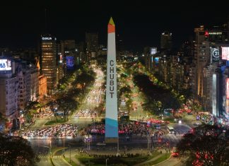 El Obelisco se iluminó con los paisajes de Chubut para el lanzamiento de la temporada turística