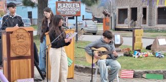 Estudiantes de Trevelin recordaron la Noche de los Lápices